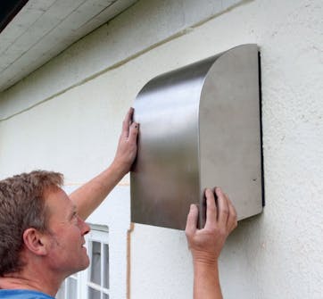 Tyst köksfläkt: Sätt fast motorn och kåpan på bakstycket Tyst köksfläkt: Sätt fast motorn och kåpan på bakstycket